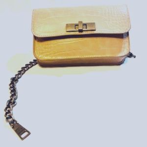 🌺NWOT Pre-Owned Faux Leather Belt Bag